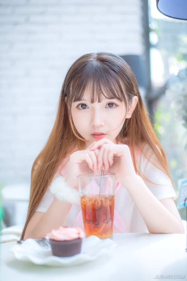 某些人的爱情，只是一种“当时的情绪”。如果对方错将这份情绪当做长远的爱情，是本身的幼稚。